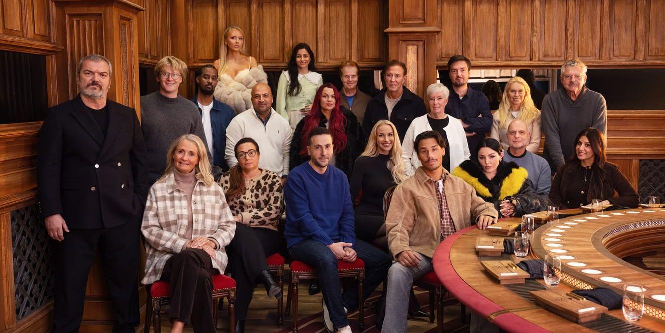 Hela gänget i årets ”Förrädarna” vid runda bordet i rådssalen.