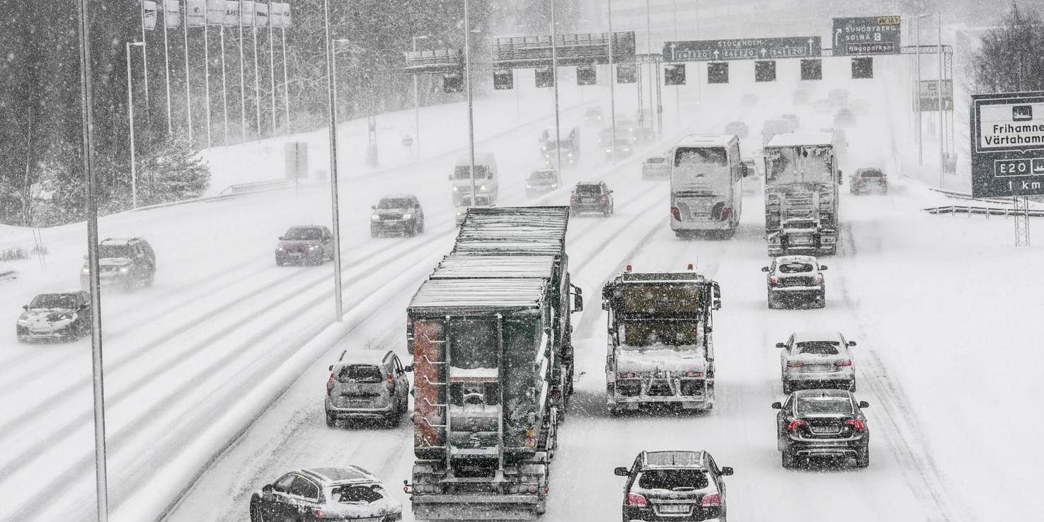 Snön fortsätter att falla i stora delar av landet samtidigt som många är ute på vägarna. Arkivbild.