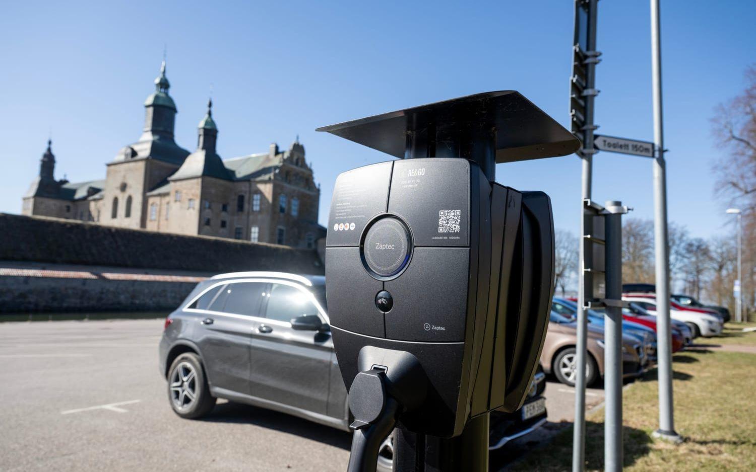 Parkeringarna vid laddstolparna utanför Vadstena slott står oftast tomma. Däremot är de övriga parkeringsplatserna flitigt använda. 