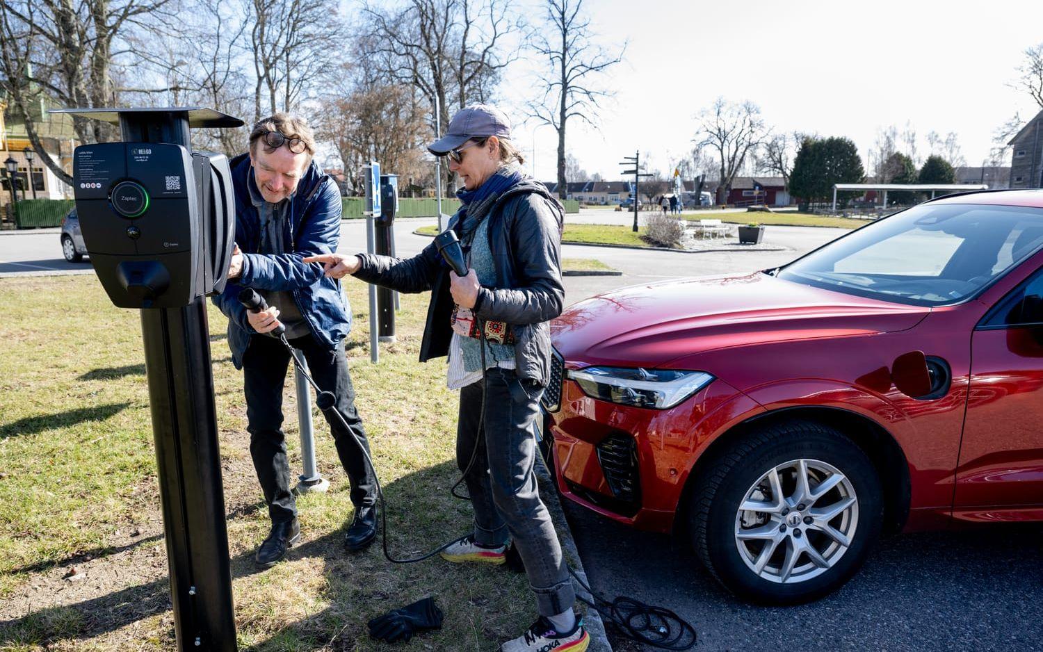 Stefan Montán och Ulrika Montán från Malmö har hyrt en hybridbil, och klurar på hur den ska laddas. 