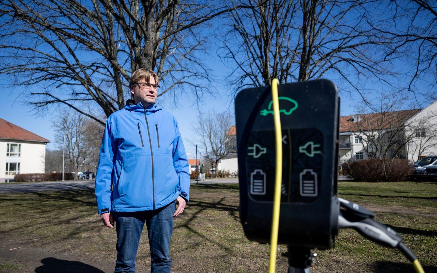 Mark- och exploateringsingenjör Per Hallin på Vadstena kommun vid en laddstolpe utanför kommunhuset där de egna fordonen kan laddas. På kvällstid kan de användas av allmänheten. 