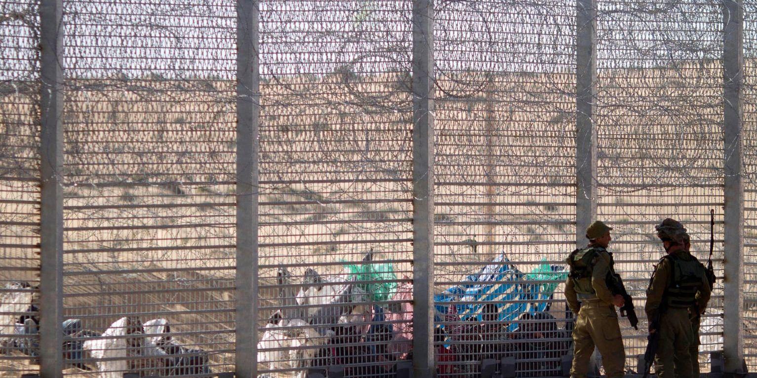 Flyktingar på gränsen mellan Egypten och Israel. Arkivbild.