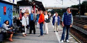 Väntande resenärer vid Lindome station onsdag morgon.