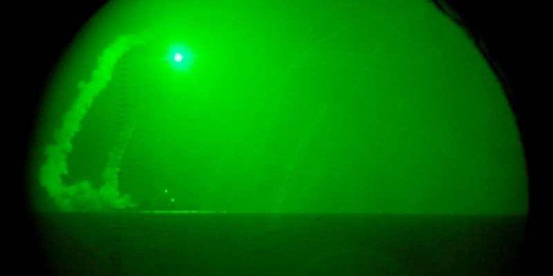 Den amerikanska jagaren USS Barry avfyrar kryssningsmissiler.