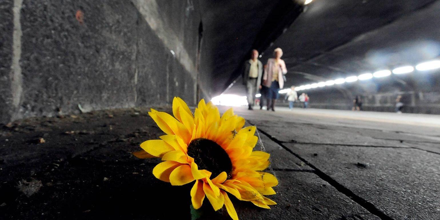En blomma i den gångtunnel där trängseln uppstod vid Love Parade 2010. Arkivbild.