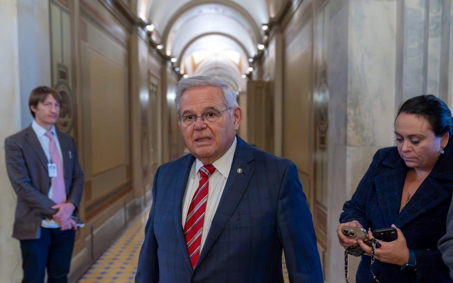 Den demokratiske senatorn Bob Menendez i samband med att han togs ur tjänst i september. Arkivbild.