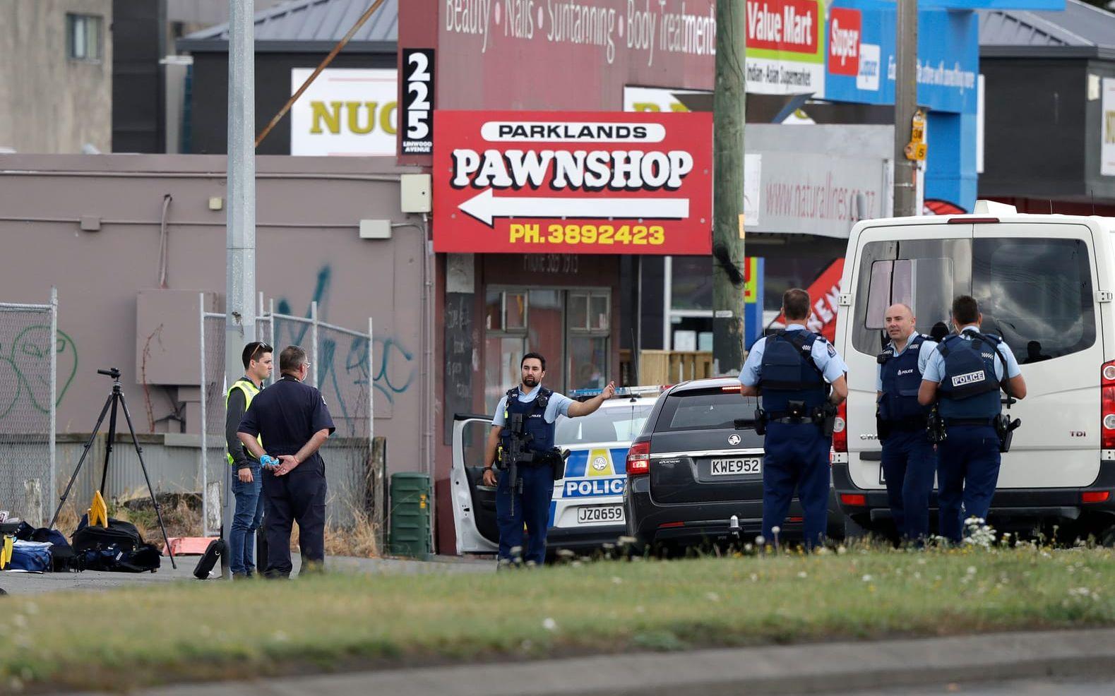 Polis i Christchurch, Nya Zeeland, fredagen den 15 mars 2019. Flera personer har blivit dödade under skjutningar i två moskéer fyllda av människor under fredagsbönen. 