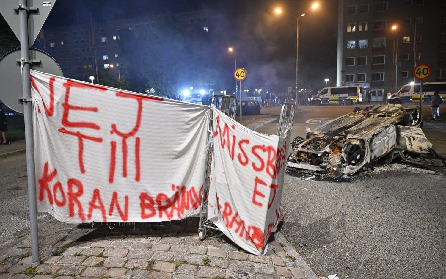 En banderoll med texten 'Nej till koranbränning. Missbruka ej yttrandefriheten' placerad i rondellen vid Ramels väg.