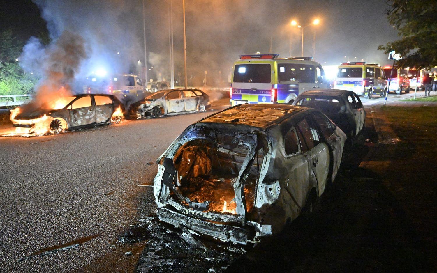 Polis på plats i samband med ett stort antal bilar brinner på Ramels väg på Rosengård i Malmö natten till måndagen.