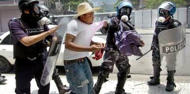 <b>Upprört. </b>Den störtade presidenten Manuel Zelayas anhängare fortsätter protestera mot statskuppen i söndags.