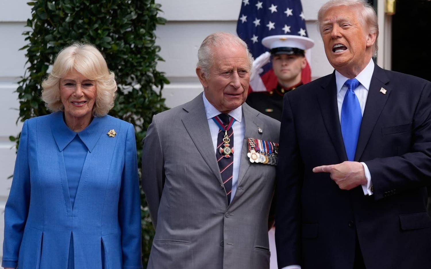 Drottning Camilla, kung Charles och president Donald Trump utanför Vita huset i Washington. 