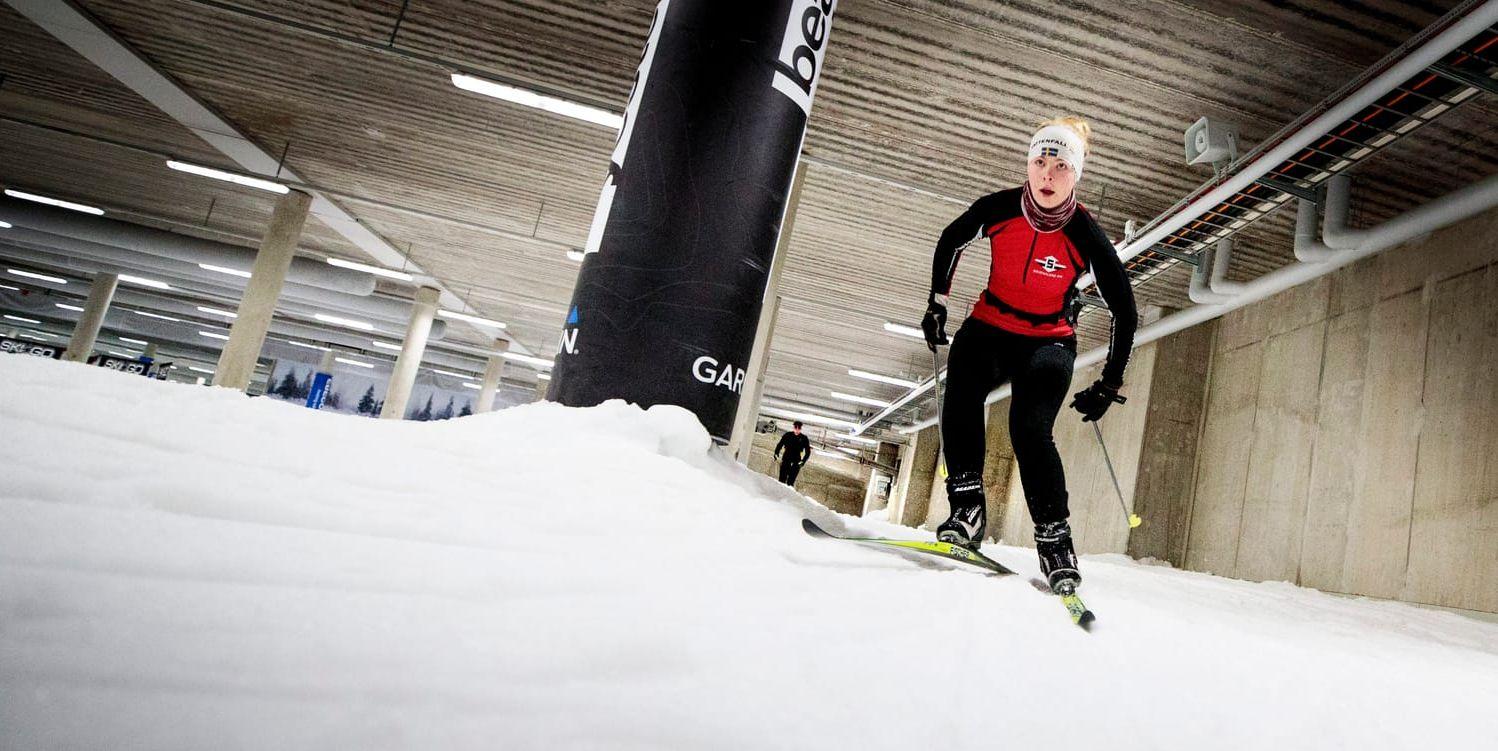 "Det är frihet att ge sig ut på skidorna. Jag blir lugn och rensar tankarna", säger Hanna Holmgren, som första söndagen i mars gör debut i "riktiga" Vasaloppet. Höstens inledande träningspass på snö har genomförts i skidtunneln på Kviberg.