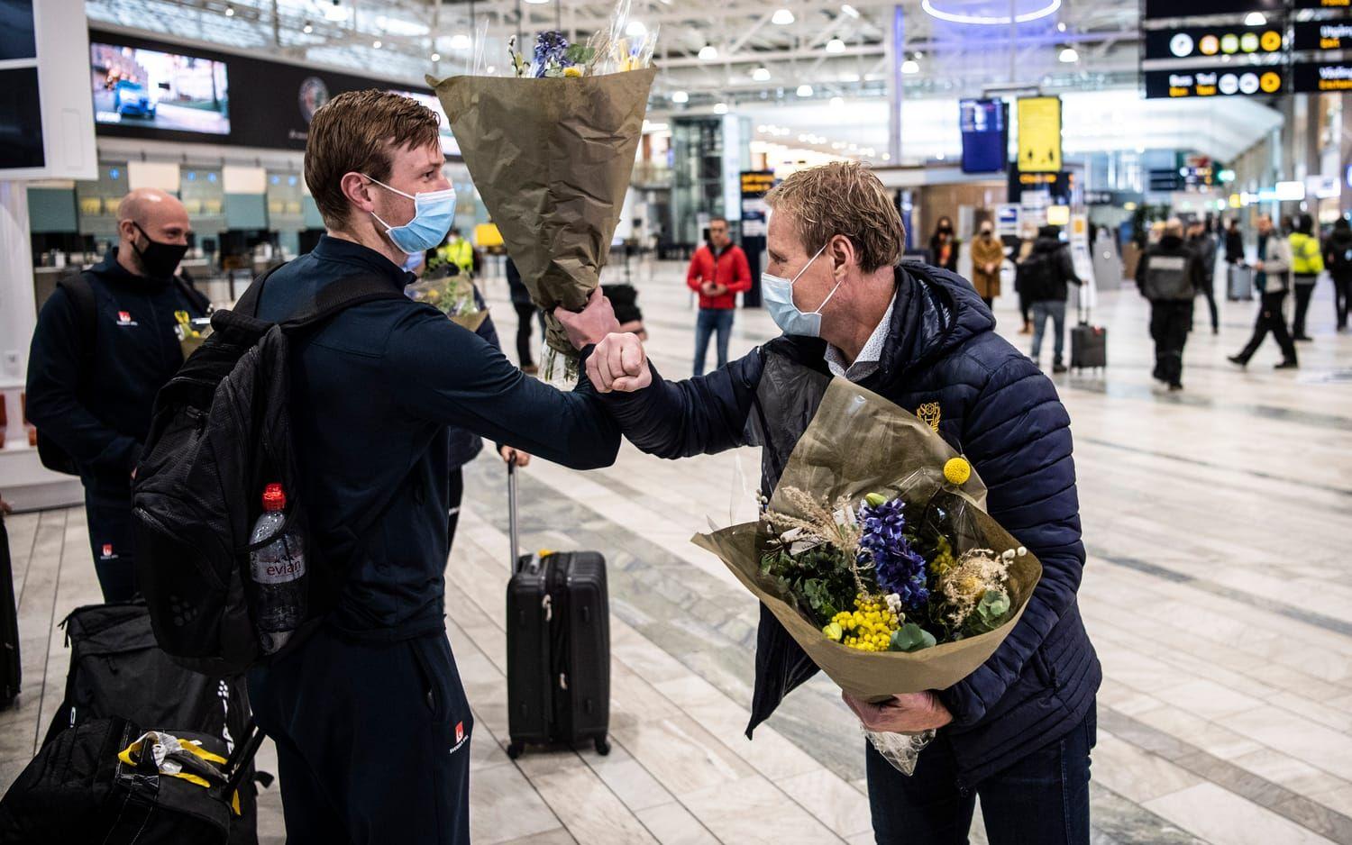 Jonathan Carlsbogård får blommor av förbundets Robert Wedberg. 