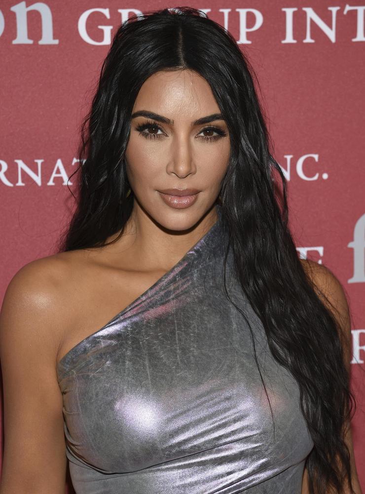 Kim Kardashian är den mest kända influencern, och influerar många till att plastikoperera sig för att likna henne. 