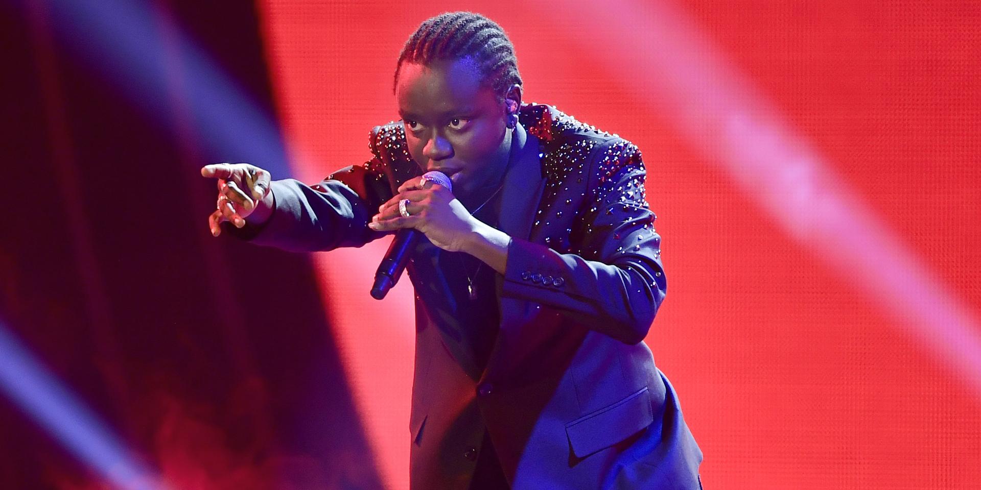 Tusse Chiza tog revansch på en svajig förstalåt i framförandet av andra låten, &quot;Rise like a phoenix&quot;.