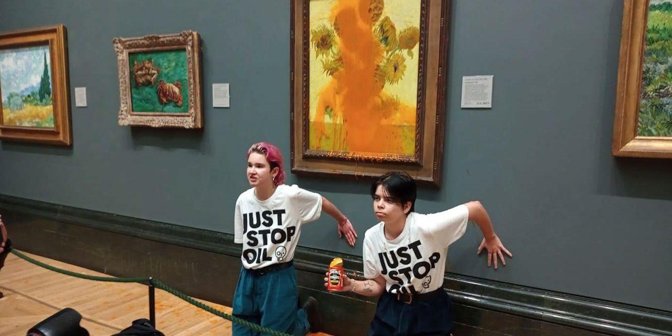 Två klimataktivister häller tomatsoppa på van Goghs berömda målning. 