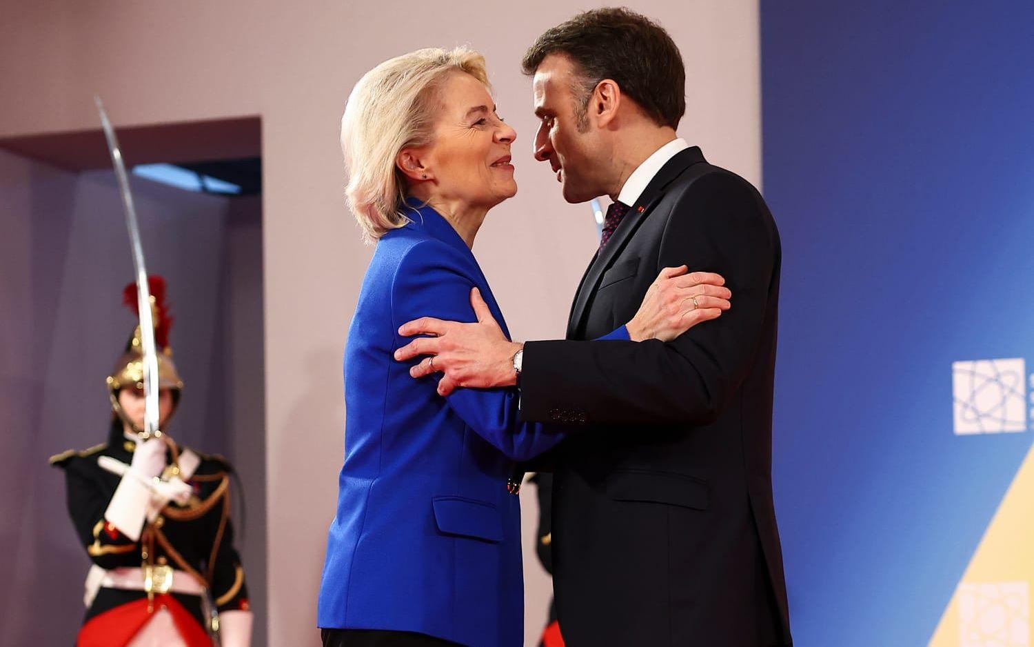 EU-kommissionens ordförande Ursula von der Leyen kramar om Frankrikes president Emmanuel Macron vid tisdagens stormöte om kärnkraft i Paris.