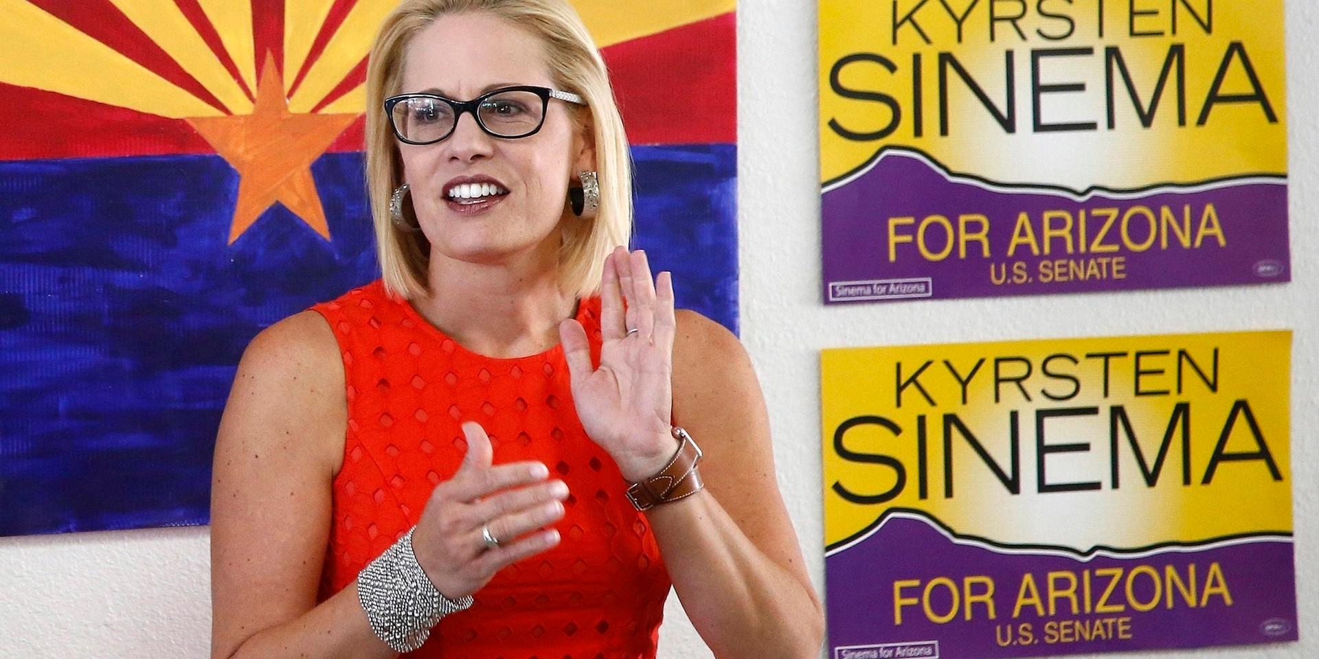 Arizonas mittenorienterade demokratiska senator Kyrsten Sinema tycker att president Bidens 'mjuka' infrastrukturreform är för dyr. Fotot togs när hon kampanjade för att bli senator 2018.