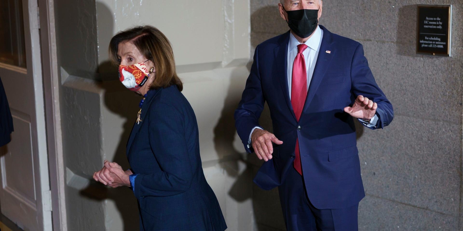 President Joe Biden och representanthusets talman Nancy Pelosi efter ännu en förhandlingsrunda med demokratiska partikamrater i Kapitoliums källare.