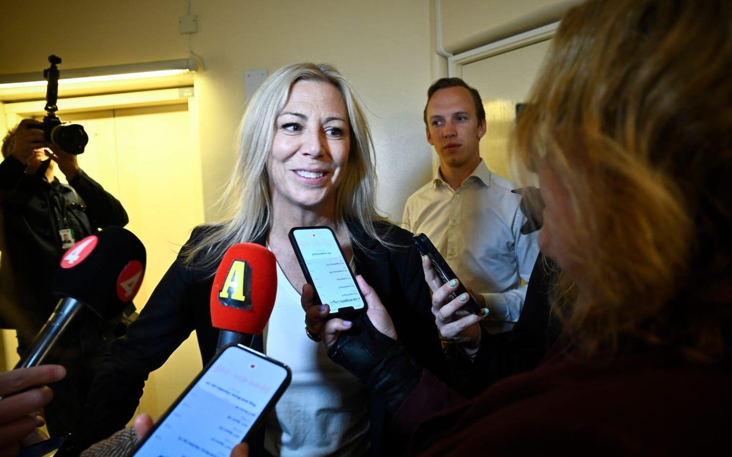 Linda Lindberg, gruppledare SD, på väg in till talman Andreas Norléns möte om kvittningssystemet.