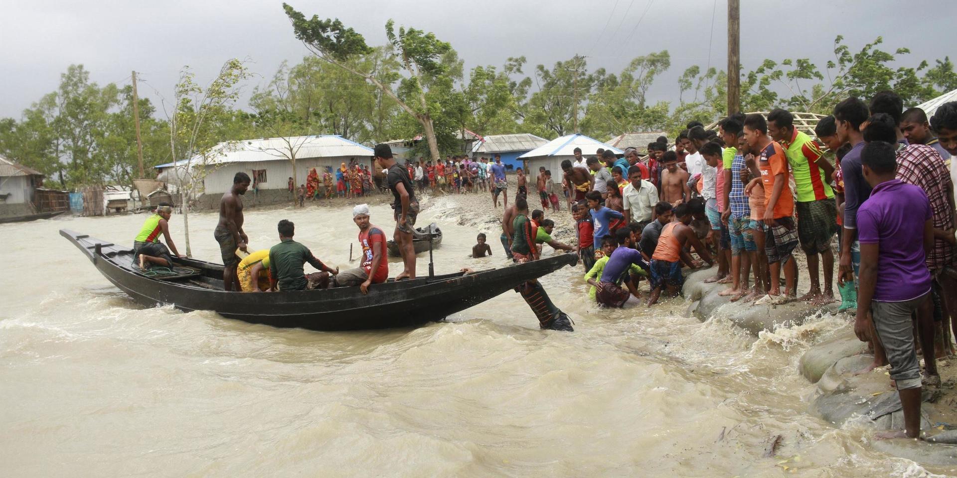 Bild från cyklonen Amphan i den bangladeshiska staden Shyamnagar tidigare i år. Cyklonen ledde till att tiotusentals människor förlorade sina hem. Nu har bangladeshiska myndigheter invigt ett nytt bostadsområde i staden Cox's Bazar tillägnat klimatflyktingar.