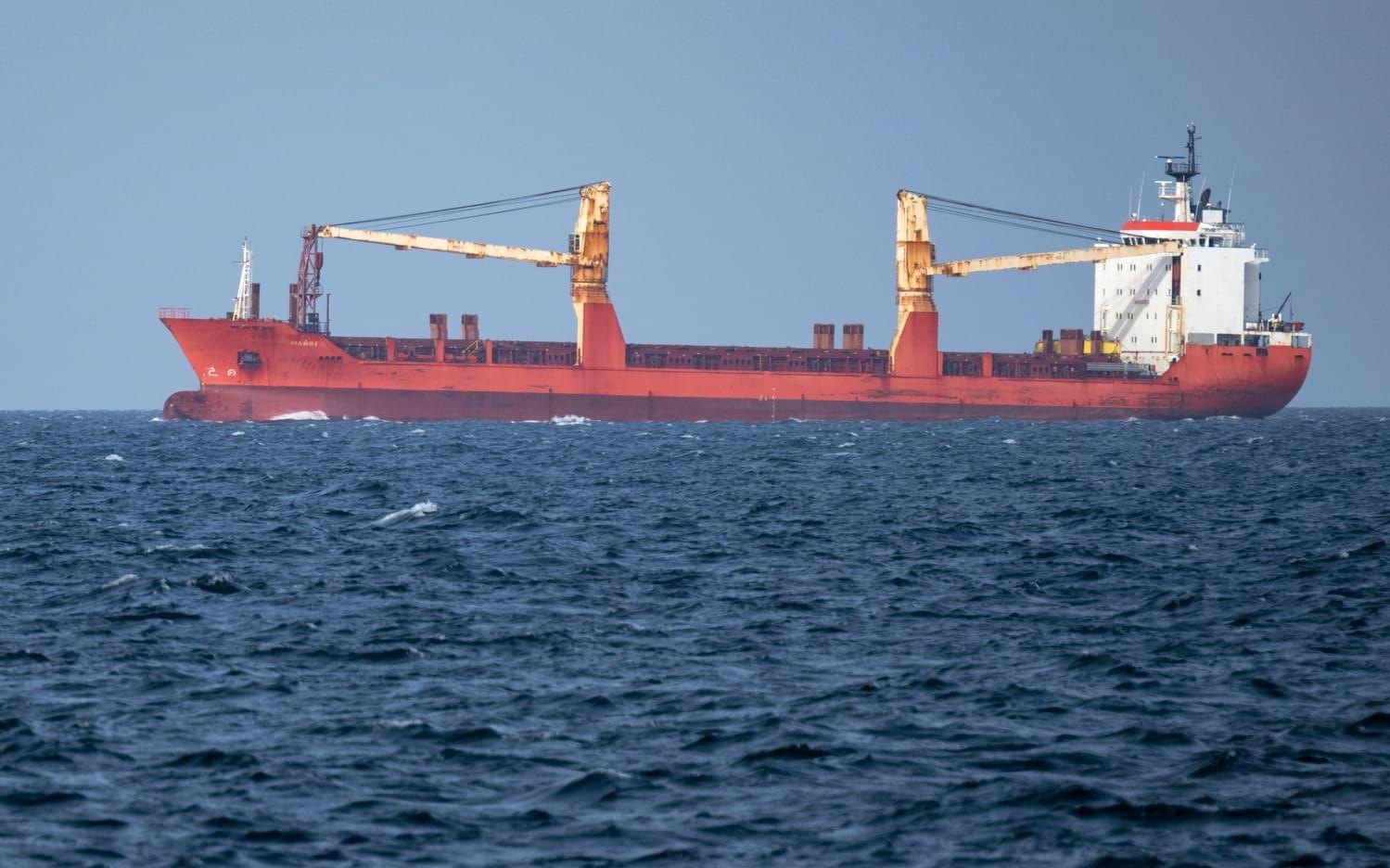 Det ryska fraktfartyget Maia-1, utpekad som en del av ryska skuggflottan, passerar utanför Malmö på sin väg söderut genom Öresund i slutet på oktober 2025. 