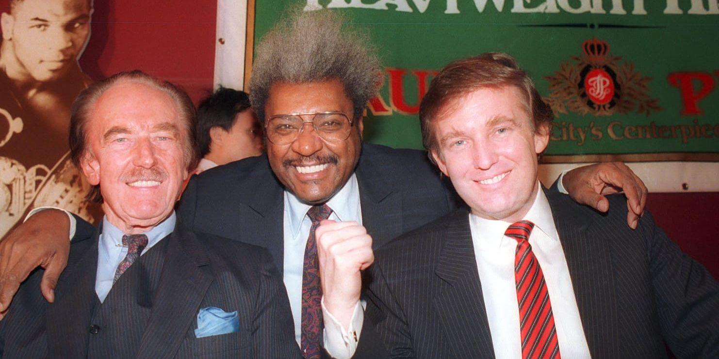 Fred Trump (till vänster), boxningspromotorn Don King och Donald Trump på en bild från Atlantic city i december 1987.