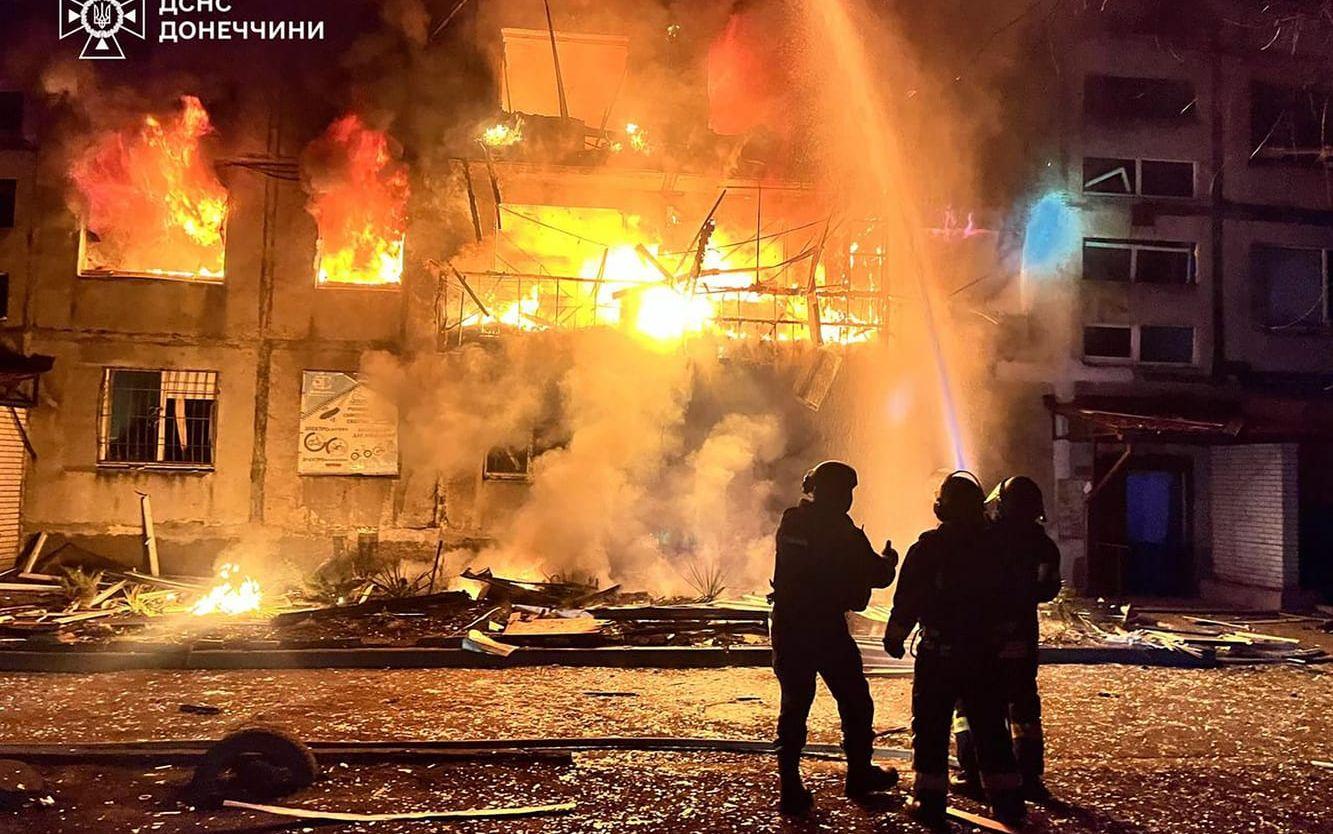 Brandmän försöker släcka lågorna i Dobropillja i Donetsk efter Rysslands senaste attacker.