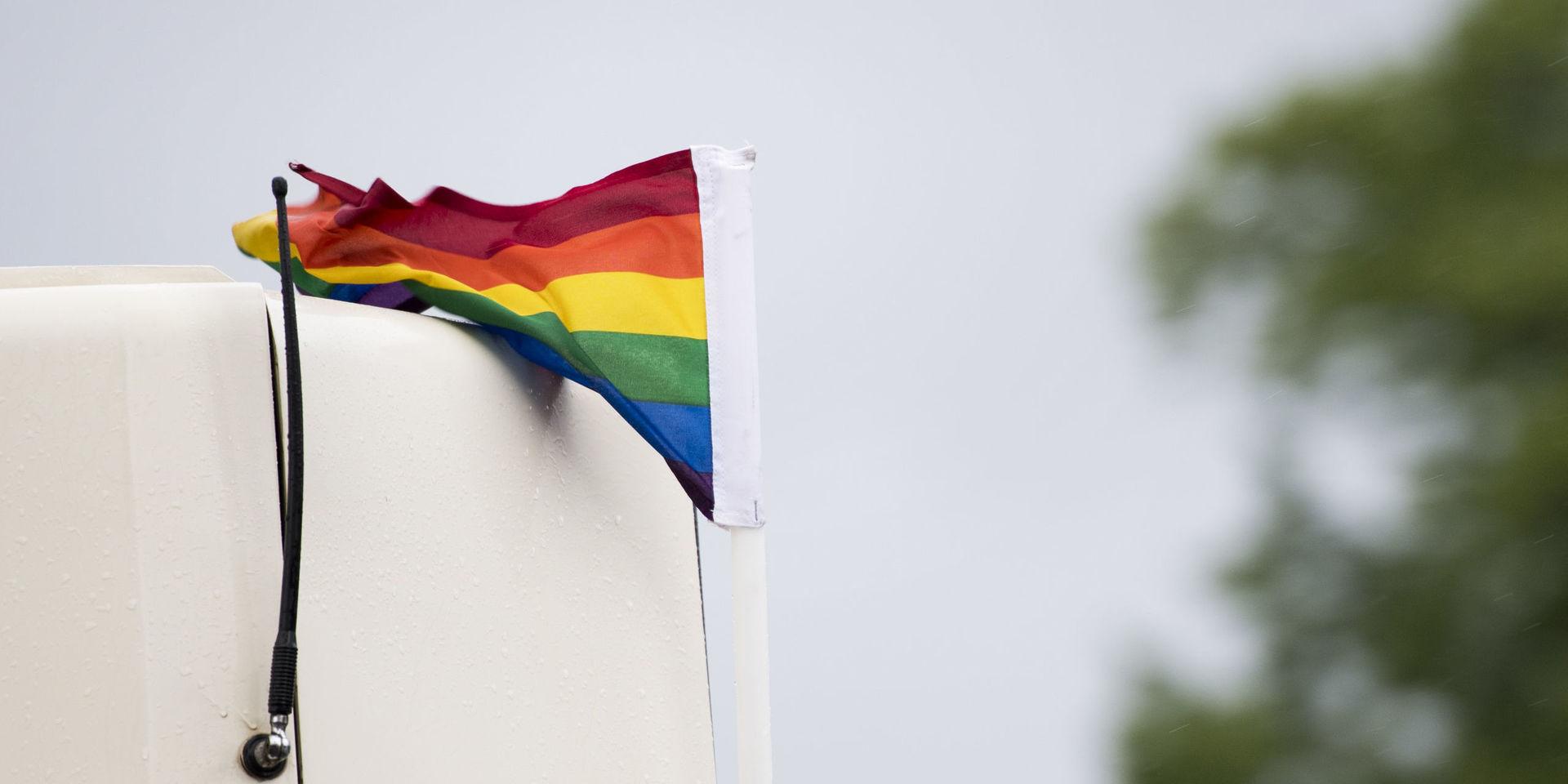 En regnbågsflagga på femmans spårvagn under West Pride. 