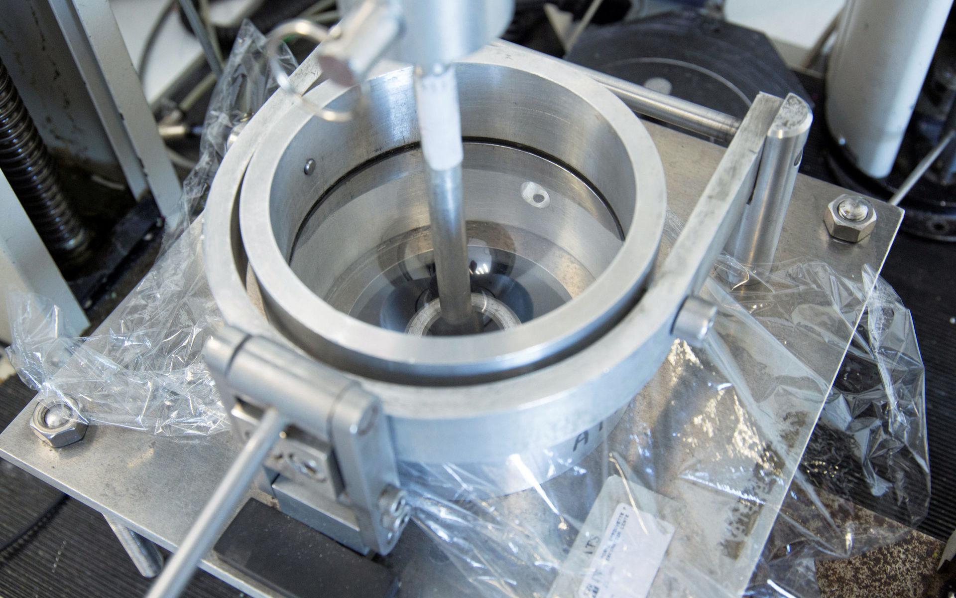 Laboratoriet mäter penetrationsmotståndet genom att pressa ett trubbigt instrument genom plastfolien tills den penetreras.