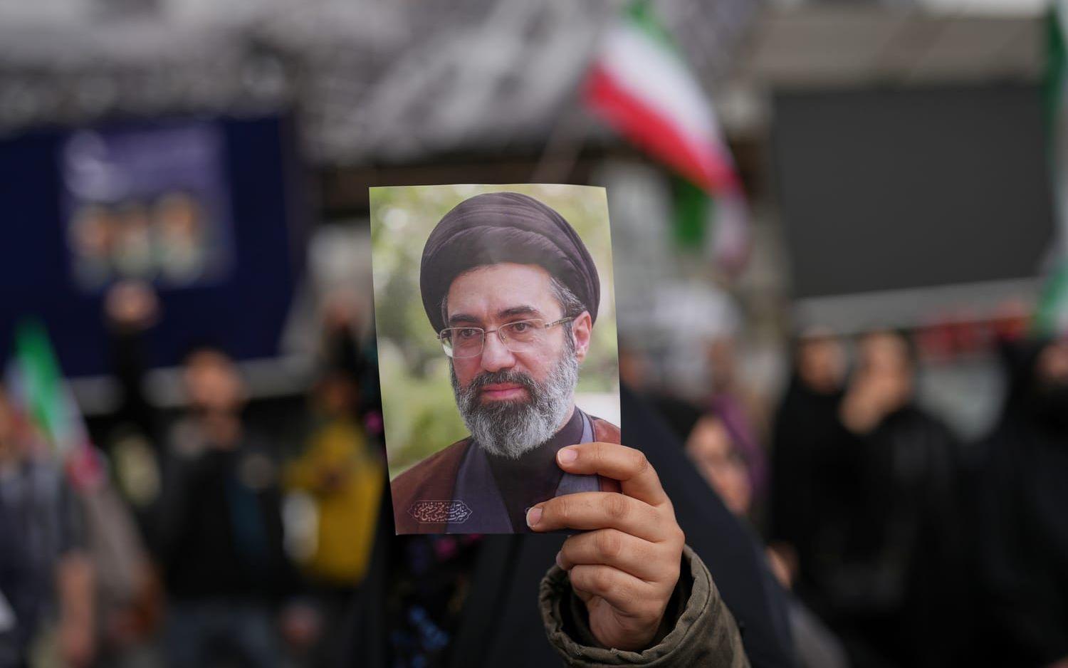 Mojtaba Khamenei, som varken hörts eller synts i offentligheten sedan han utsågs till Irans högste ledare, på en bild under en demonstration i Teheran tidigare i april.