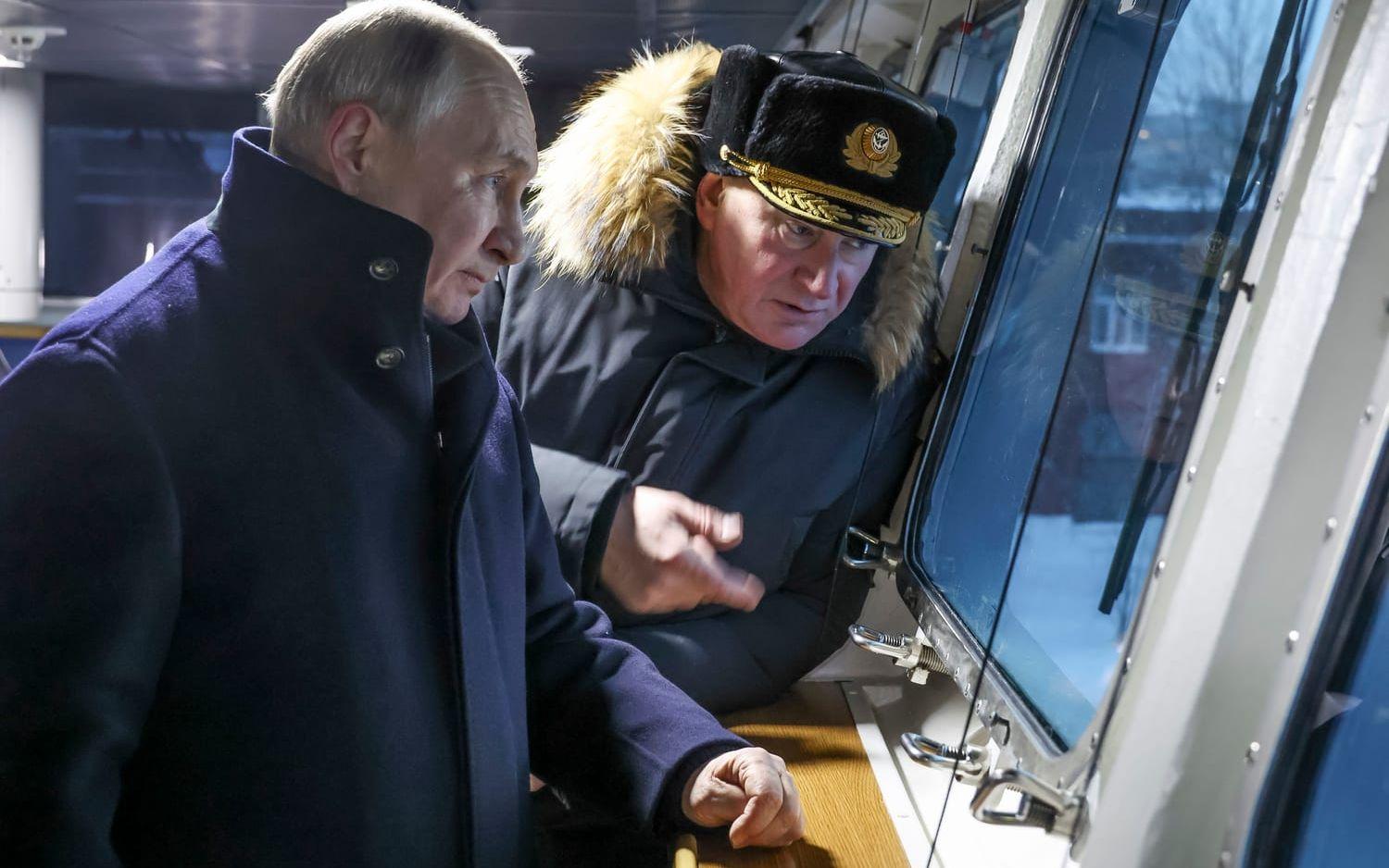 Rysslands president Vladimir Putin besökte en nybyggd fregatt i ett varv i Severodvinsk i december, tillsammans med marinens då högste befälhavare Nikolaj Jevmenov.