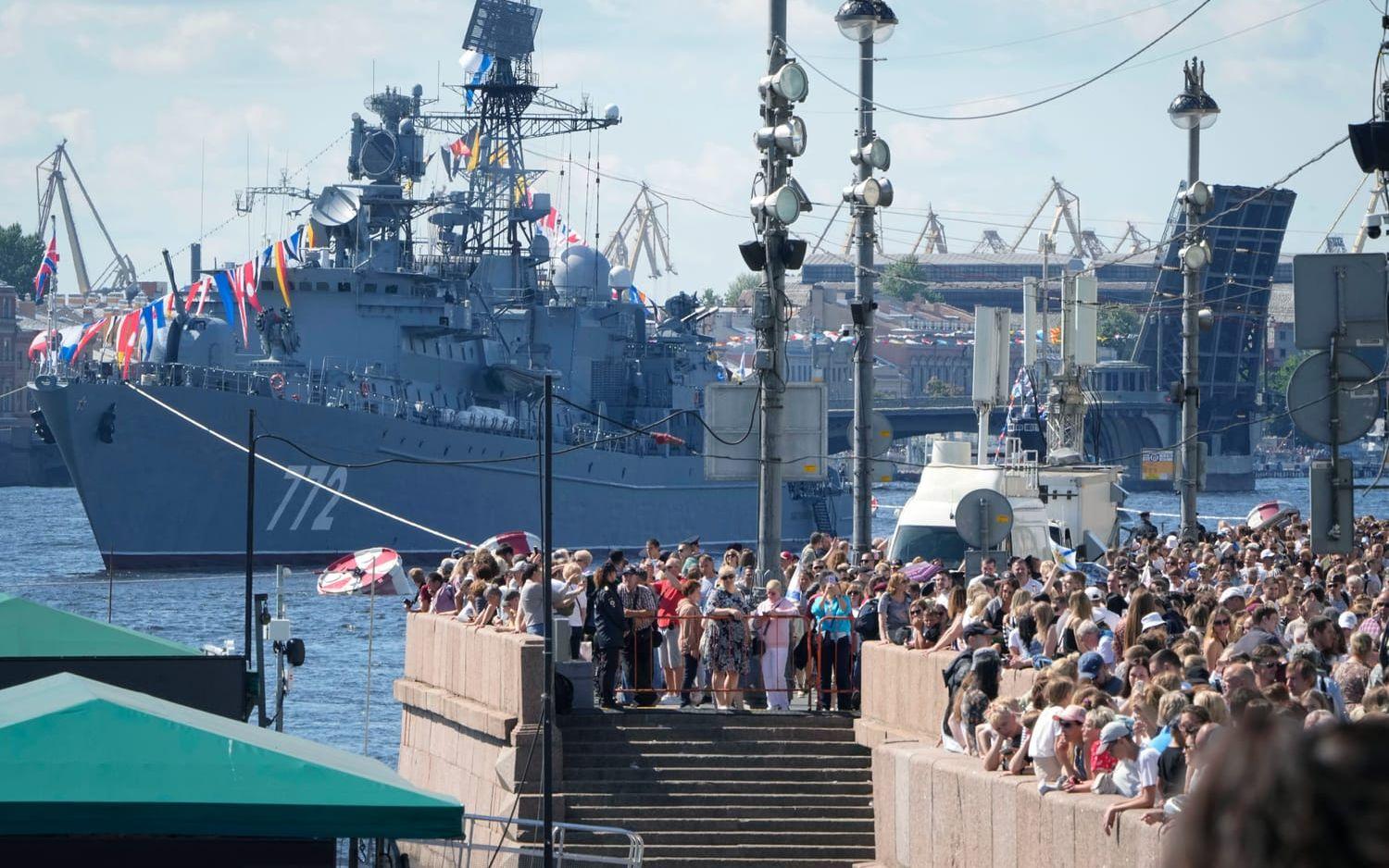 Det årliga firandet av Flottans dag i S:t Petersburg i juli förra året. Den ryska flottan består av fem grenar, där Svartahavsflottan är en. Övriga fyra örlogsflottor får inte ge sig in i Svarta havet och kommer således inte nära Ukraina.