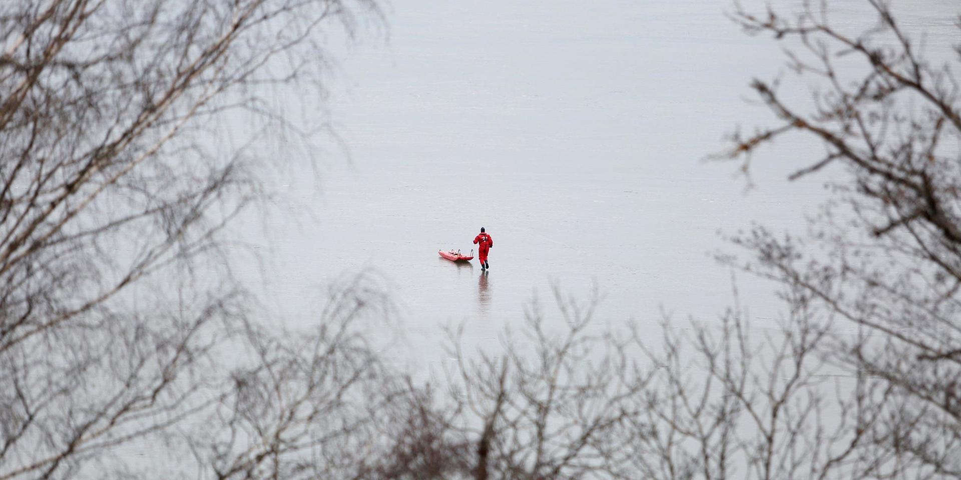 Flera personer gick genom isen nära Ekolsundsbron utanför Bålsta. En av dem omkom.