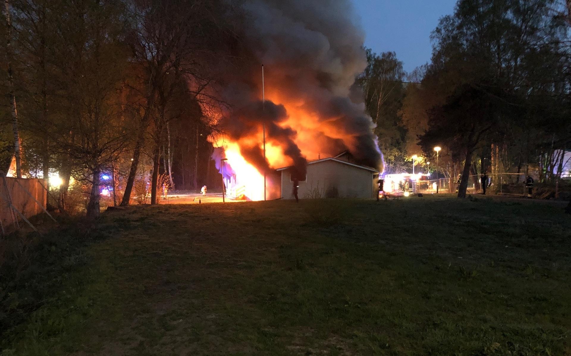 Det var strax innan klockan tre under natten mot fredag som larmet om att en scoutgård i Biskopsgården brann kraftigt.