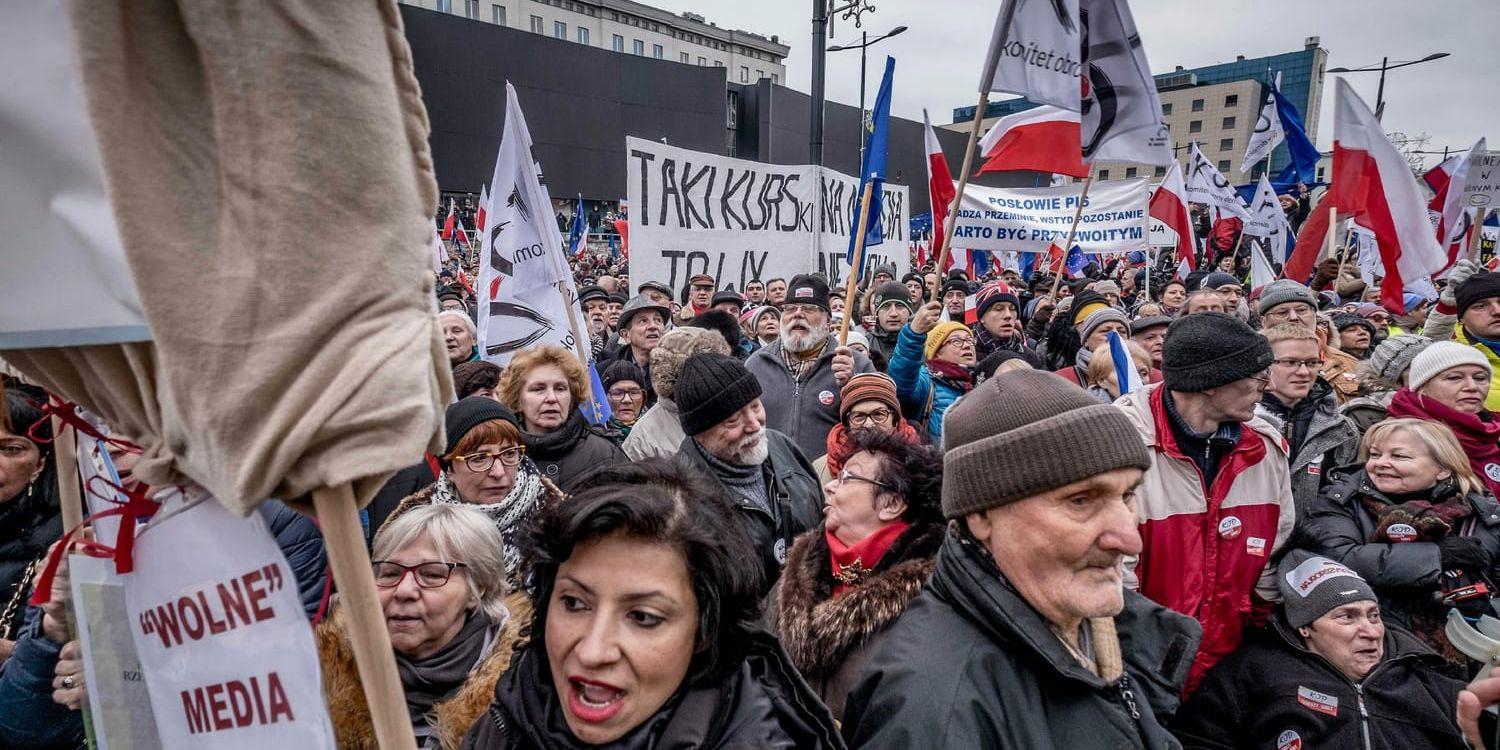 När det polska partiet Lag och Rättvisa (PiS) tog makten var det med majoritet. Vi har inte protesterat mot att de därefter, i god demokratisk ordning, bildat regering. Men de kraftfulla protester vi sedan dess har sett är en reaktion från människor som ser att deras rättigheter är satta under attack, skriver debattörerna.