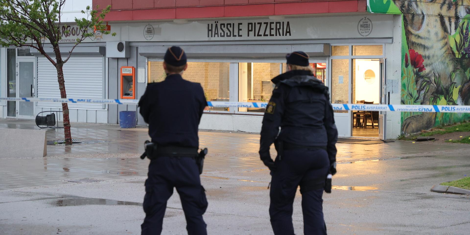 Två personer skottskadades på en pizzeria i stadsdelen Hässleholmen i Borås. 