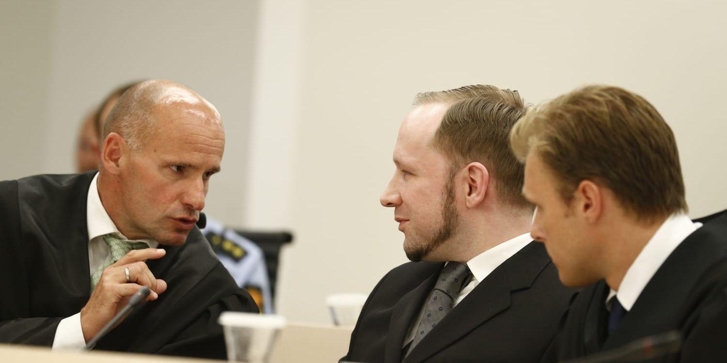 Massmördaren och terroristen Anders Behring Breivik (mitten) under rättegången mot honom i augusti 2012. Arkivbild.