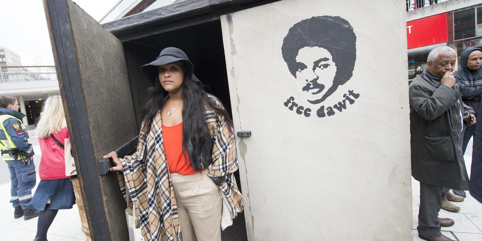 Betlehem Isaak, dotter till den fängslade svensk-eritreanske journalisten Dawit Isaak under en manifestation 2015.