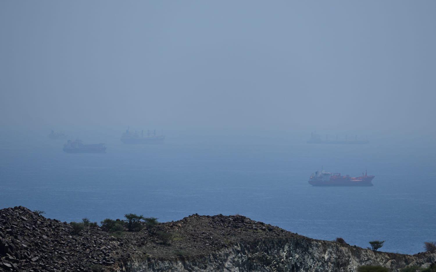 Fartyg ligger ankrade i Hormuzsundet. Bild från förra veckan.