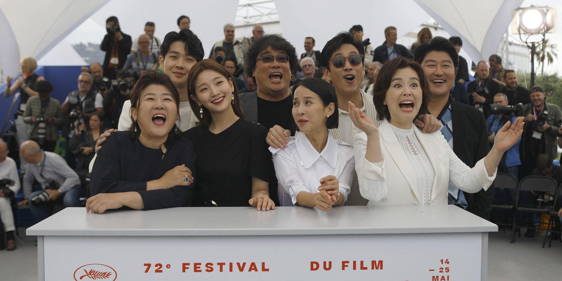 Choi Woo-Shik, regissören Bong Joon-Ho, Lee Sun Gyun, Kang-Ho Song, Lee Jung-Eun, Park So-Dam, Cho Yeo-Jeong och Chang Hyae-Jin på filmfestivalen i Cannes där 'Parasit' tävlade – och vann Guldpalmen. Arkivbild. 