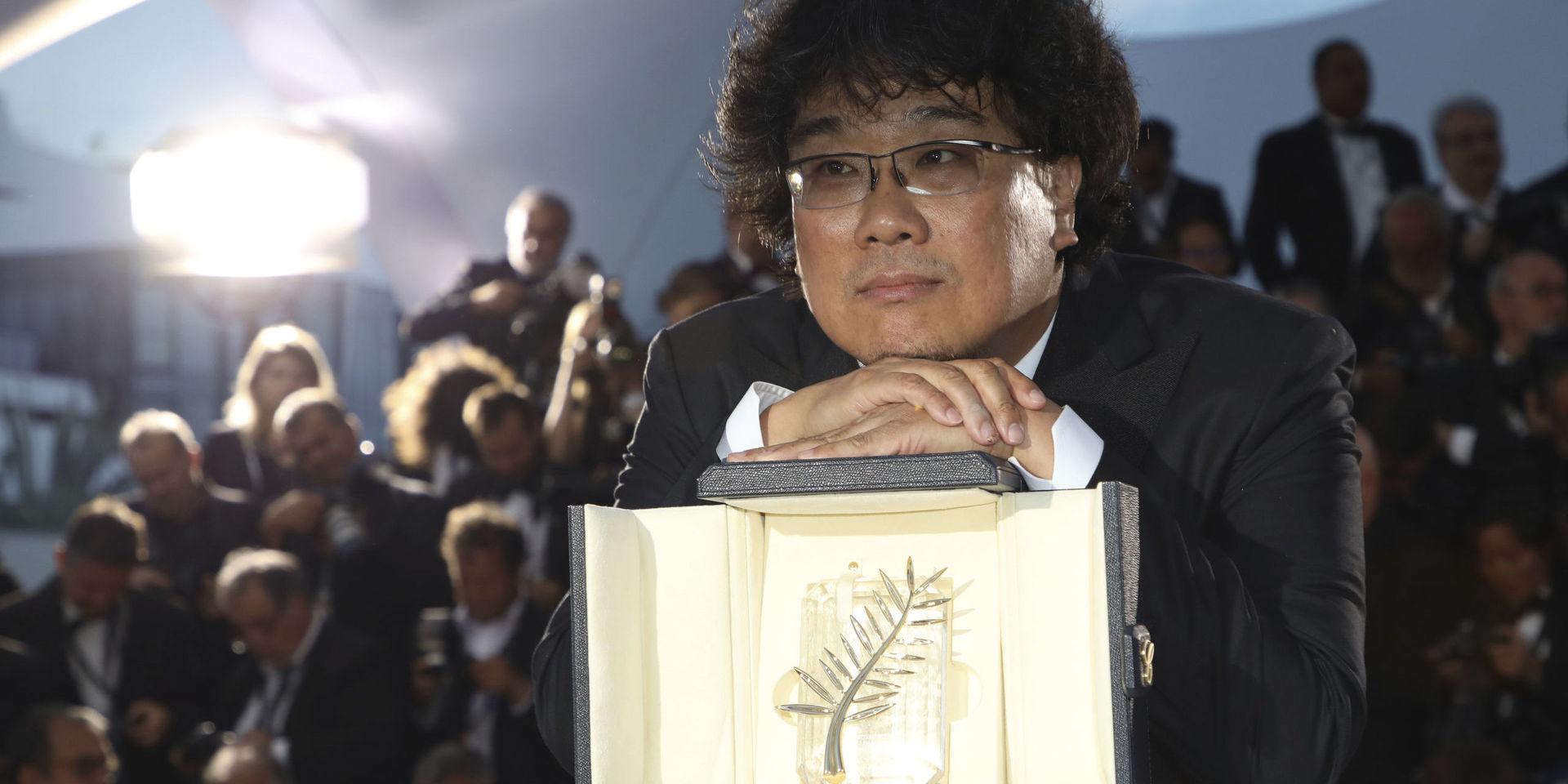 Bong Joon-Ho tillsammans med Guldpalmen som han tilldelades i Cannes för 'Parasit'. Arkivbild. 