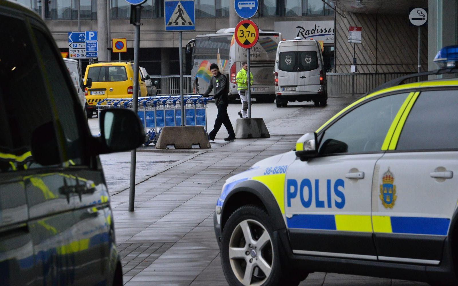 En polis får löneavdrag efter ett vådaskott på polisstationen vid Arlanda flygplats. Arkivbild.