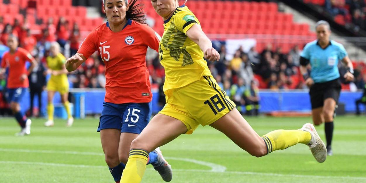 Fridolina Rolfö under tisdagens VM-premiär i Rennes mot Chile.