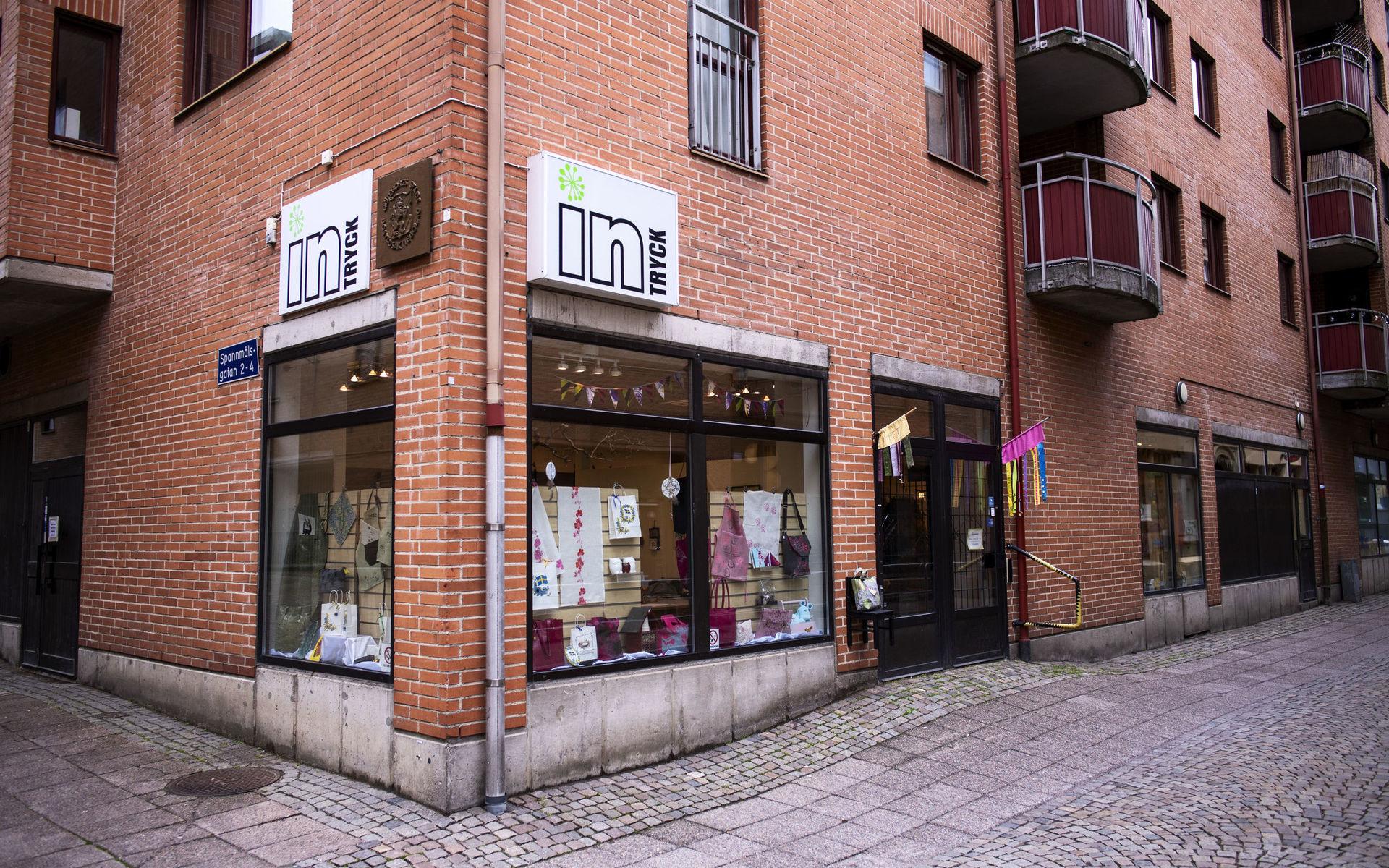 Intryck ligger på Torggatan i centrala Göteborg och säljer produkter från den egna verksamheten och andra dagliga verksamheter.