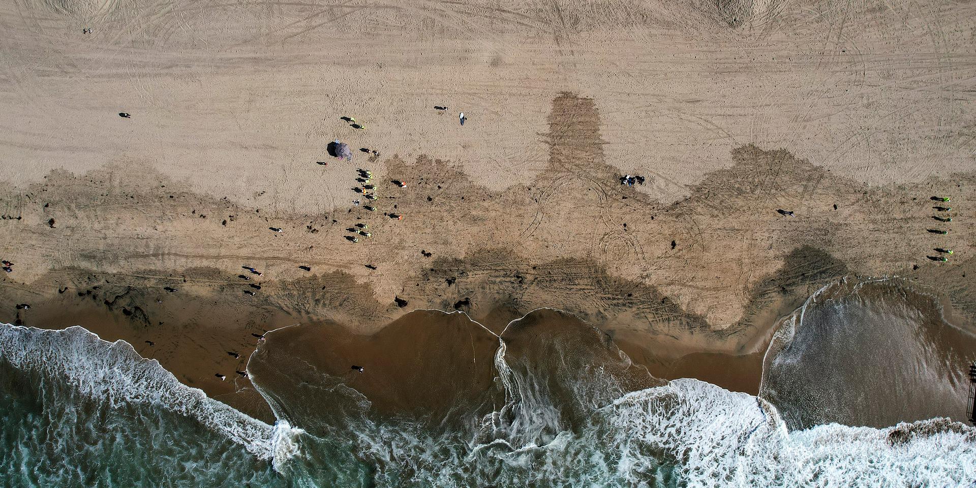 En bild tagen från luften över Huntington Beach i Kalifornien, där stranden öppnade förra veckan efter att ha sanerats.