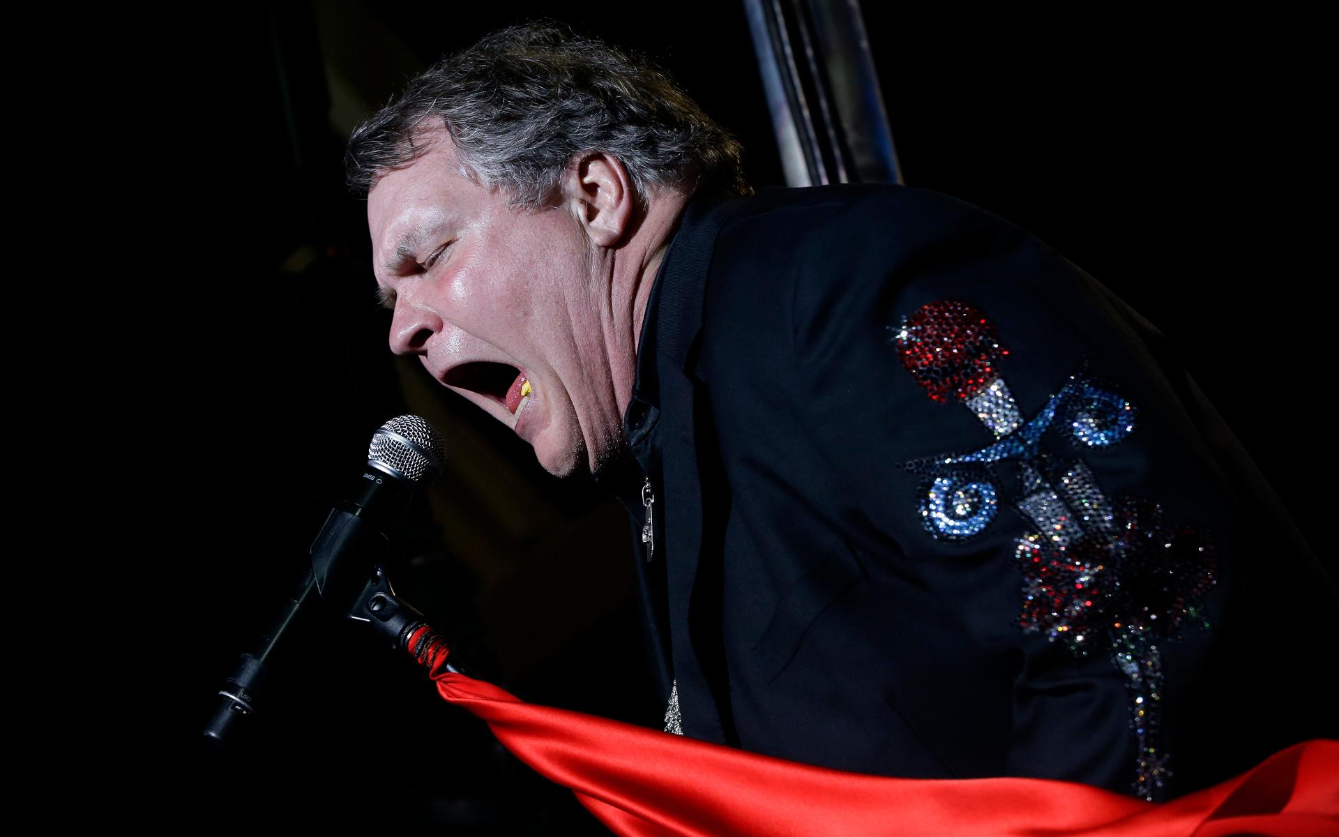 Meat Loaf ger sig hän vid mikrofonen i Ohio 2012, under en stödkonsert för den amerikanske presidentkandidaten Mitt Romney.
