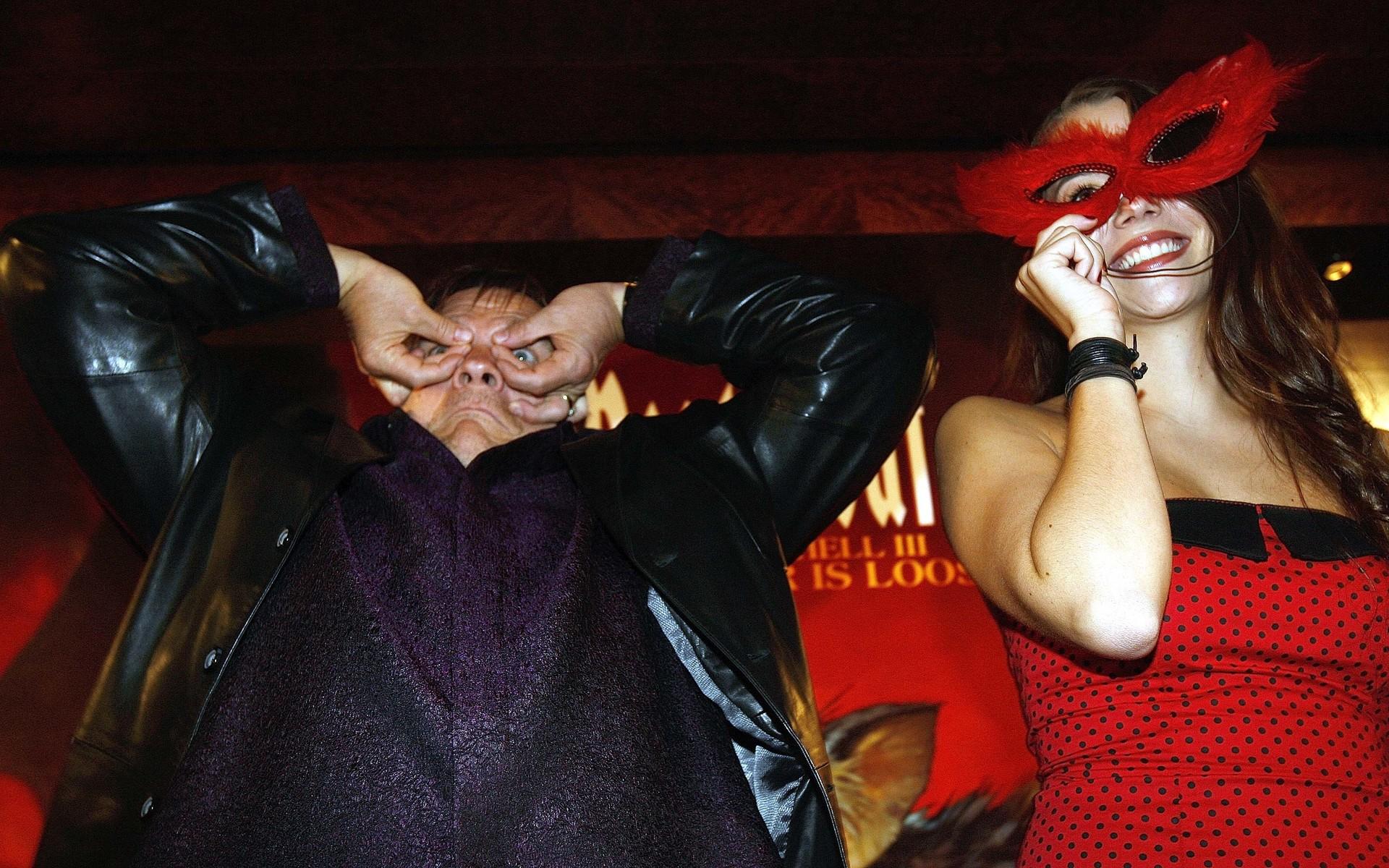 Michael Aday, till vänster, mer känd som Meat Loaf, gör en grimas bredvid norskfödda kollegan Marion Raven under en presskonferens i Hong Kong 2006, i samband med albumsläppet av ”Bat out of hell lll – the monster is loose”. 