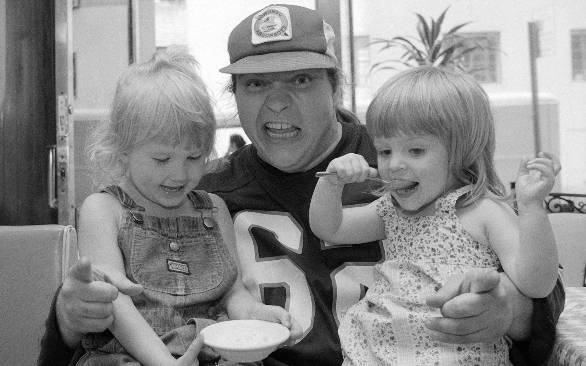 Meat Loaf 1979 på café i New York med sin dotter Pearl Aday till vänster och Lisa Ronson till höger, dotter till brittiske rockstjärnan Mick Ronson.