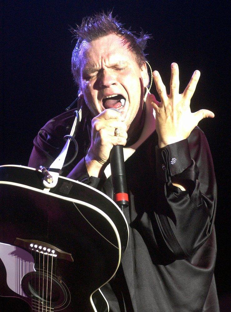 Rocksångaren Meat Loaf uppträder med bandet på Moondance jam, strax utanför Walker i Minnesota,  2002 under världsturnén.